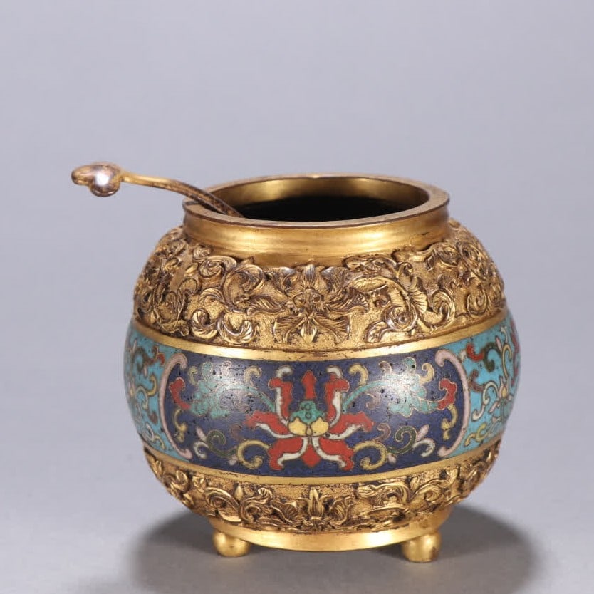 A piece of Qing Dynasty copper gilt cloisonné entwined pattern water cheng: Qing Dynasty copper gilt cloisonné entwined pattern water cheng SIZE: H:6.4cm W:7cm W:212.8g (The Dimensions Of All Batches Are Manually Measured.If You Need More Detailed Information, Please Contact