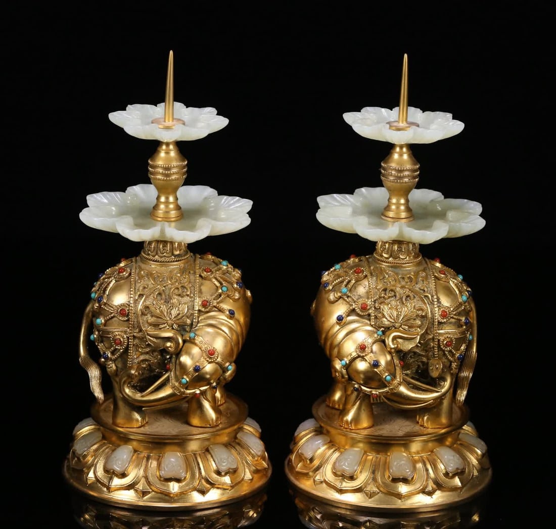 A pair of Qing Dynasty court Qianlong year copper gilt inlaid Hetian jade inlaid with many treasures: Qing Dynasty court Qianlong year model copper gilt inlaid Hetian jade inlaid with many treasures Taiping Shengxiang candlesticks SIZE: 21x10.1cm W:1568.8g (The Dimensions Of All Batches Are Manually M
