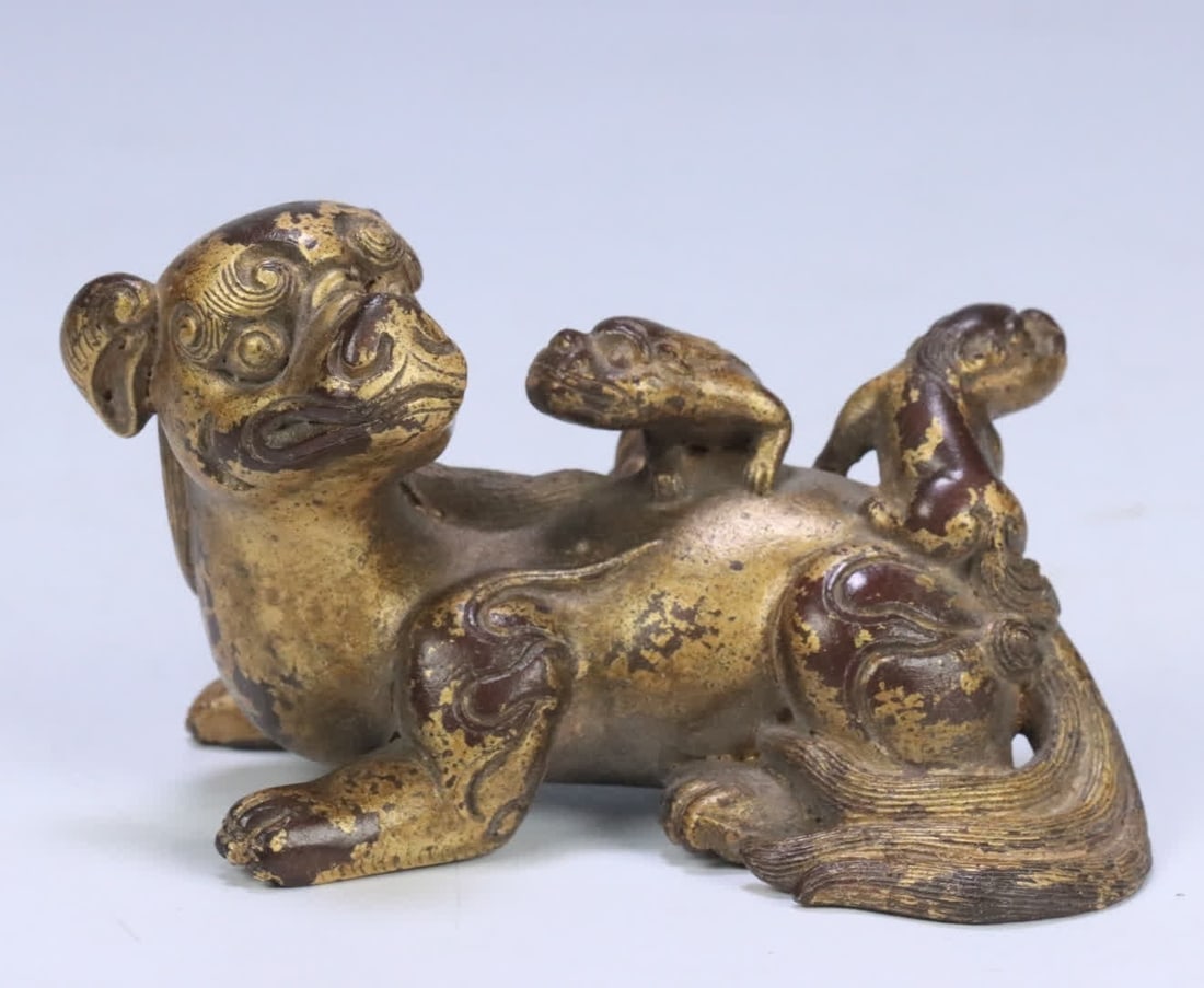 A Qing Dynasty copper clay gold mother auspicious beast paperweight: Qing Dynasty copper clay gold mother auspicious beast paperweight SIZE: 9.10x4.71x5.50cm W:529.6g (The Dimensions Of All Batches Are Manually Measured.If You Need More Detailed Information, Please Con