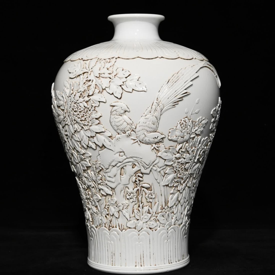 A Qing Dynasty Wang Bingrong's white glaze pile carving is the icing on the cake (1 of 9)