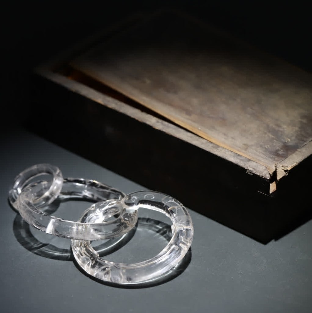 A Qing Dynasty crystal live ring chain pendant: Qing Dynasty crystal live ring chain pendant Qing Dynasty heirloom Qing crystal serial pendant, the whole piece of natural white crystal is carved as one, the three rings are interlocking, flexible an