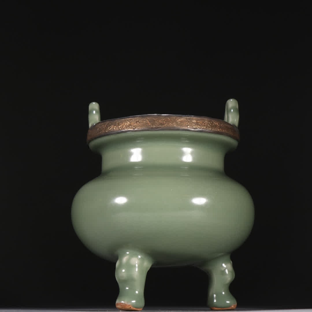 A gold-clad three-legged incense burner in Song Longquan kiln (1 of 9)
