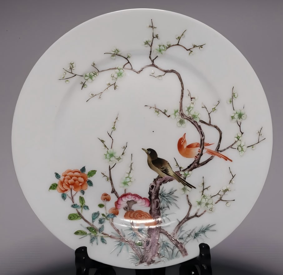 A Qing Dynasty pastel flower and bird plate: Qing Dynasty pastel flower and bird plate This plate is open, shallow belly, and circle feet. The plate is decorated with pastel painted flowers and birds, flowers are in full bloom, delicate, romanti