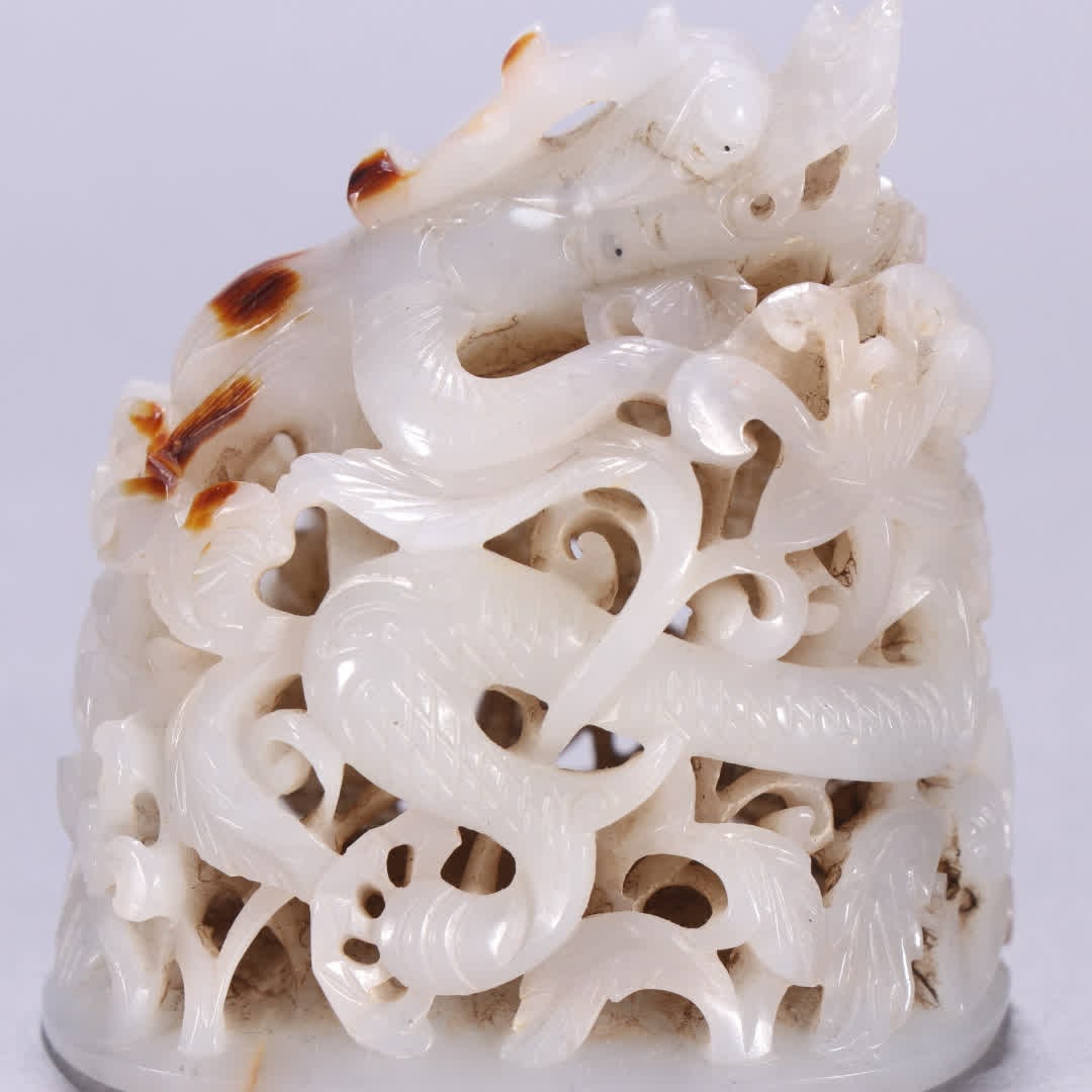 A Qing Dynasty Hetian jade dragon pattern hat top - 2
