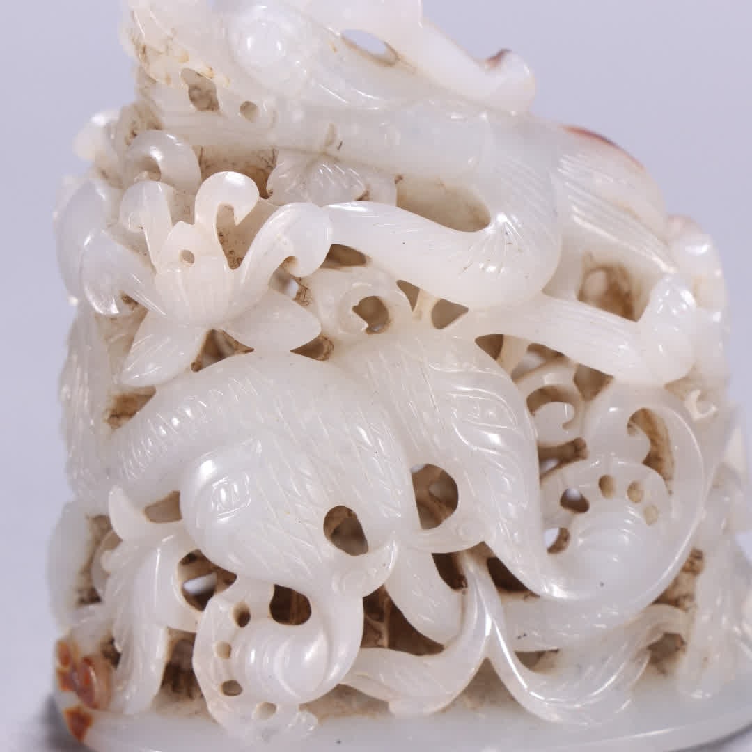 A Qing Dynasty Hetian jade dragon pattern hat top - 6