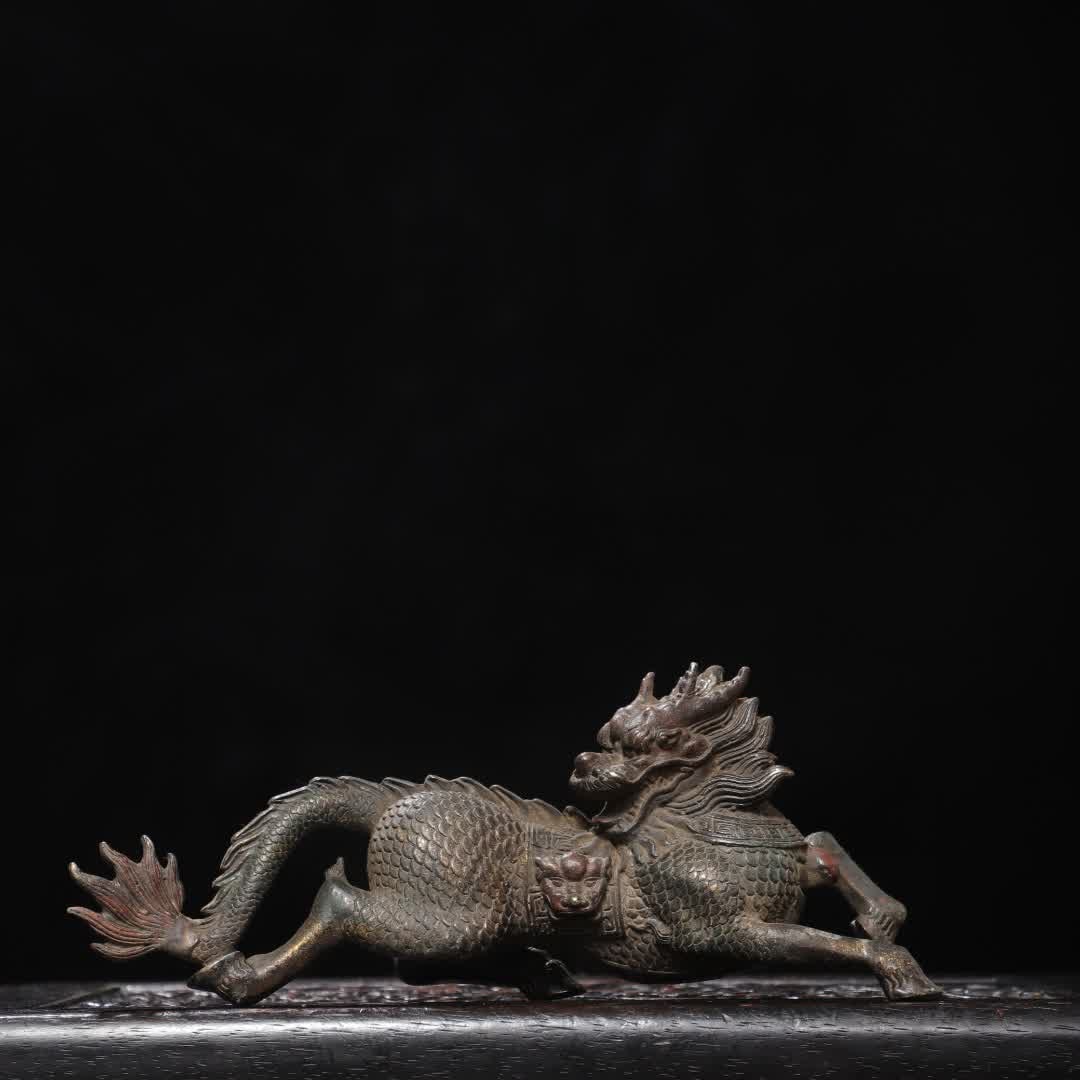 A Qing Dynasty copper rubbing gold copywriting ornament unicorn ornament: Qing Dynasty Copper Tuoba Copywriting Ornament Qilin Ornament SIZE: H:10cm W:26cm T:6cm W:0.99kg (The Dimensions Of All Batches Are Manually Measured.If You Need More Detailed Information, Please Cont