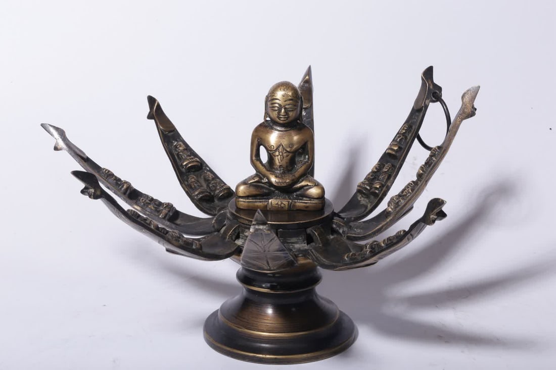 A piece of Qing Dynasty alloy copper Shakyamuni Buddha lotus platform: Qing Dynasty alloy copper Shakyamuni Buddha lotus platform SIZE: H: 9cm diameter 27cm W: 1808g (The Dimensions Of All Batches Are Manually Measured.If You Need More Detailed Information, Please Contac