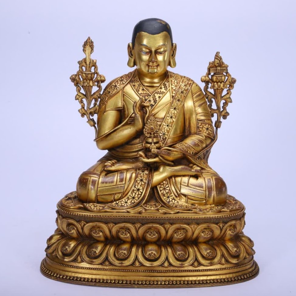 A bronze gilt Buddha statue of the Qing Dynasty: Qing Dynasty copper gilt Buddha statue SIZE: L:18W:12.5H:20cm W:2230g (The Dimensions Of All Batches Are Manually Measured.If You Need More Detailed Information, Please Contact Our Customer Service Be