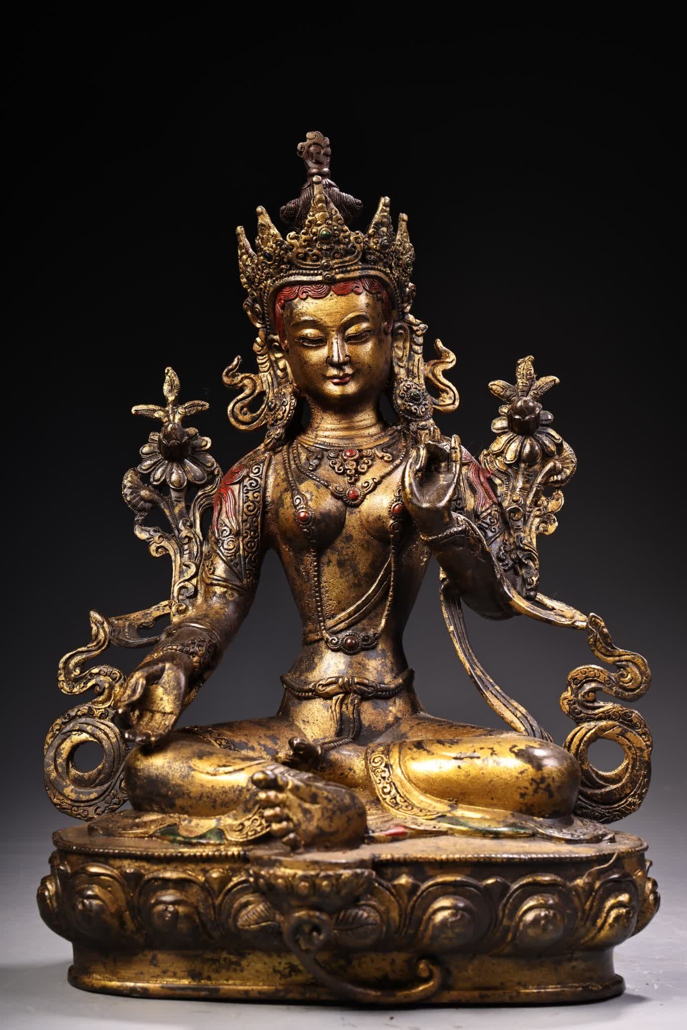 A Qing Dynasty high-relief carved clay gold Tibetan green Tara Buddha statue: A Buddha statue of Green Tara in the Qing Dynasty with high relief carvings in clay gold SIZE: W:2400g H:30cm W:21cm (The Dimensions Of All Batches Are Manually Measured.If You Need More Detailed