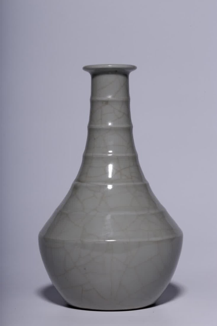 A Qing Dynasty official glazed string pattern appreciation bottle (1 of 6)