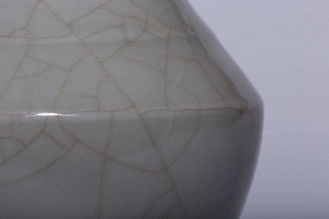 A Qing Dynasty official glazed string pattern appreciation bottle - 4