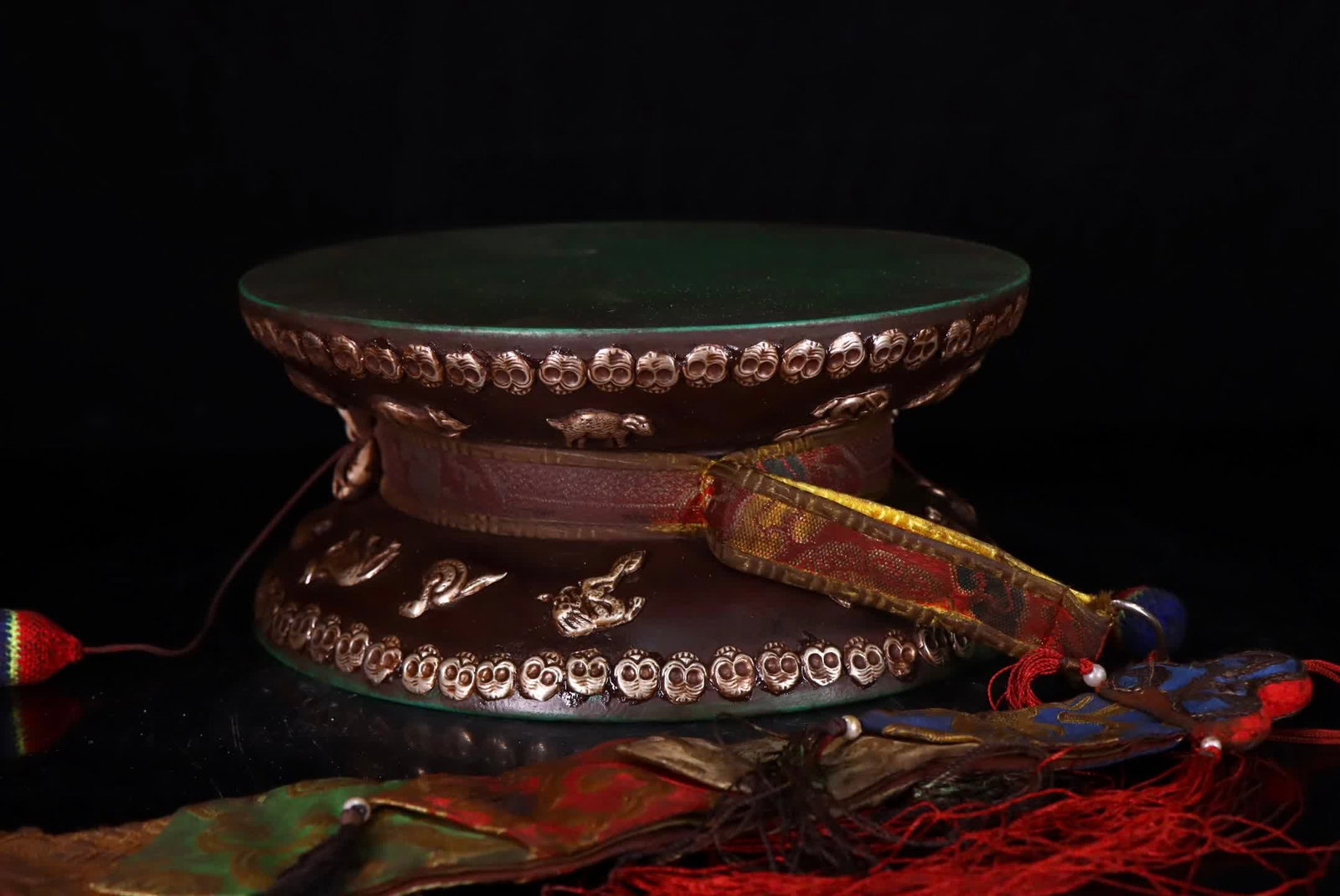 A Tibetan leather drum in the Qing Dynasty: Qing Dynasty Tibetan leather drum SIZE: W:24cm H:10.5cm (The Dimensions Of All Batches Are Manually Measured.If You Need More Detailed Information, Please Contact Our Customer Service Before Bidding.)