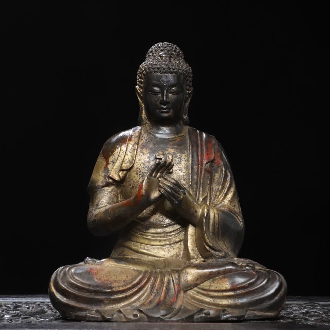 A Qing Dynasty bronze rubbing statue of the Great Sun Tathagata: Qing Dynasty bronze rubbing gold statue of the Great Sun Tathagata SIZE: H:22cm W:26cm T:13cm W:2.15kg (The Dimensions Of All Batches Are Manually Measured.If You Need More Detailed Information,