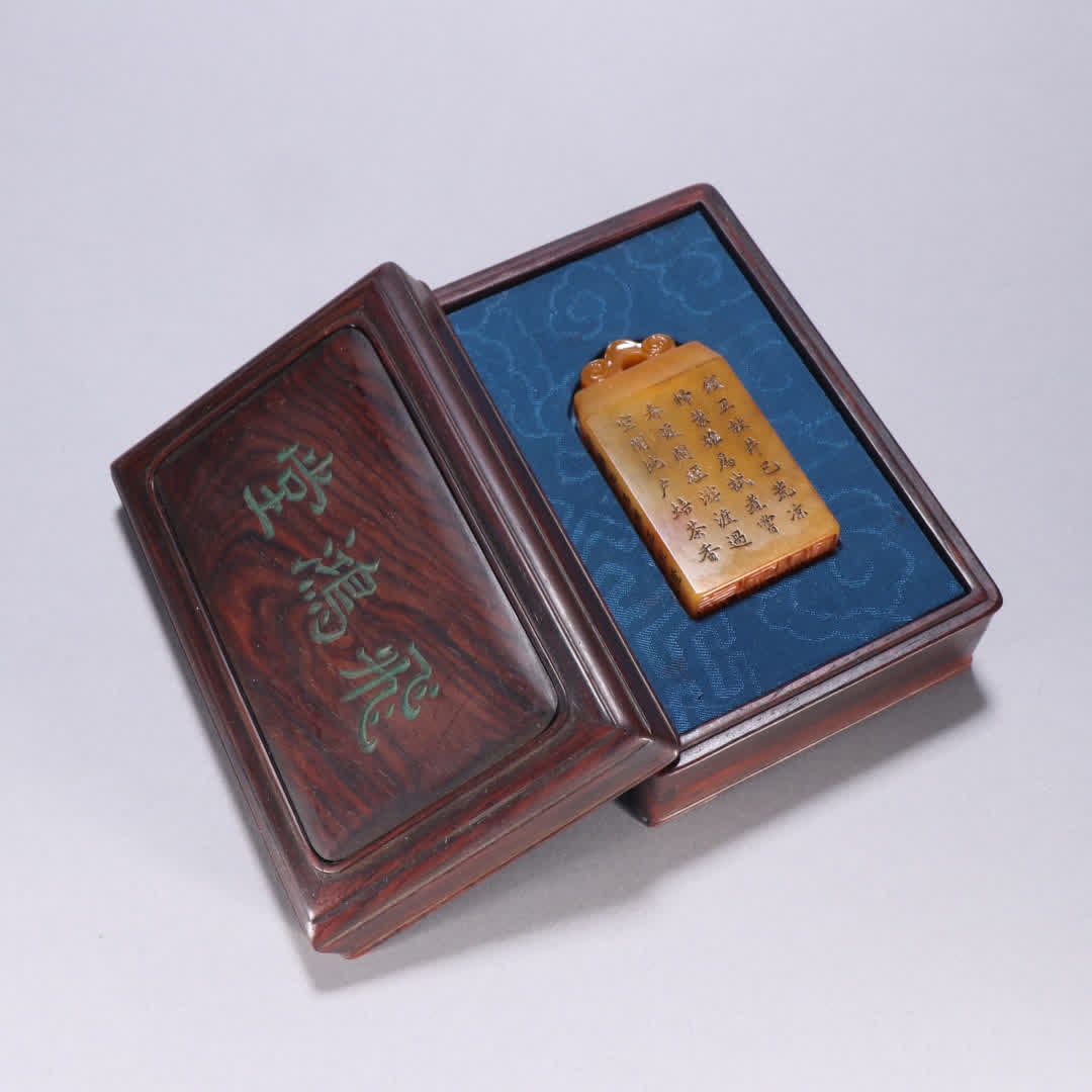 A set of Tian Huang stone carved poetry seals with a box: Tian Huang stone carved poetry seal with a box SIZE: H:7.7cm W:4.1cm W:123.3g (The Dimensions Of All Batches Are Manually Measured.If You Need More Detailed Information, Please Contact Our Customer