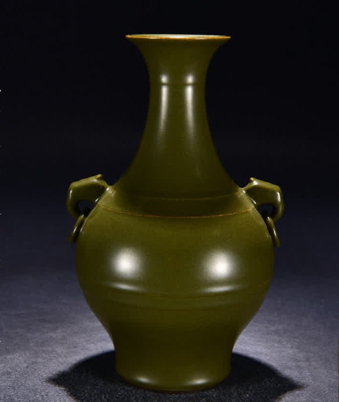 A Qing Dynasty Qianlong tea powder glaze auxiliary first bottle (1 of 9)