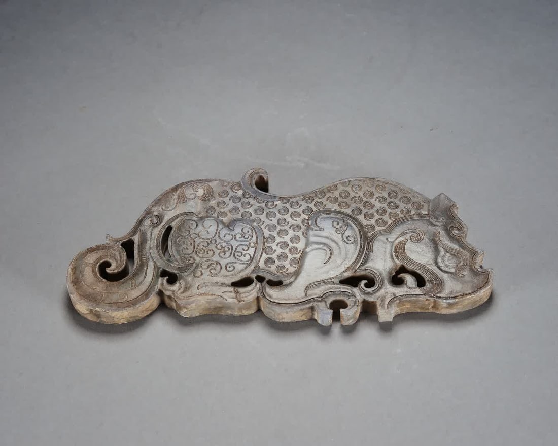 A Warring States jade tiger-shaped pendant - 5