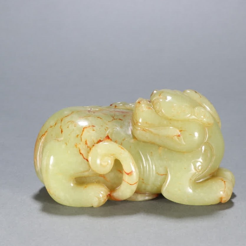 A Qing Dynasty Hetian topaz return beast carving: Qing Dynasty Hetian topaz return beast carving SIZE: H:6.1cm W:11.4cm W:625.2g (The Dimensions Of All Batches Are Manually Measured.If You Need More Detailed Information, Please Contact Our Customer S