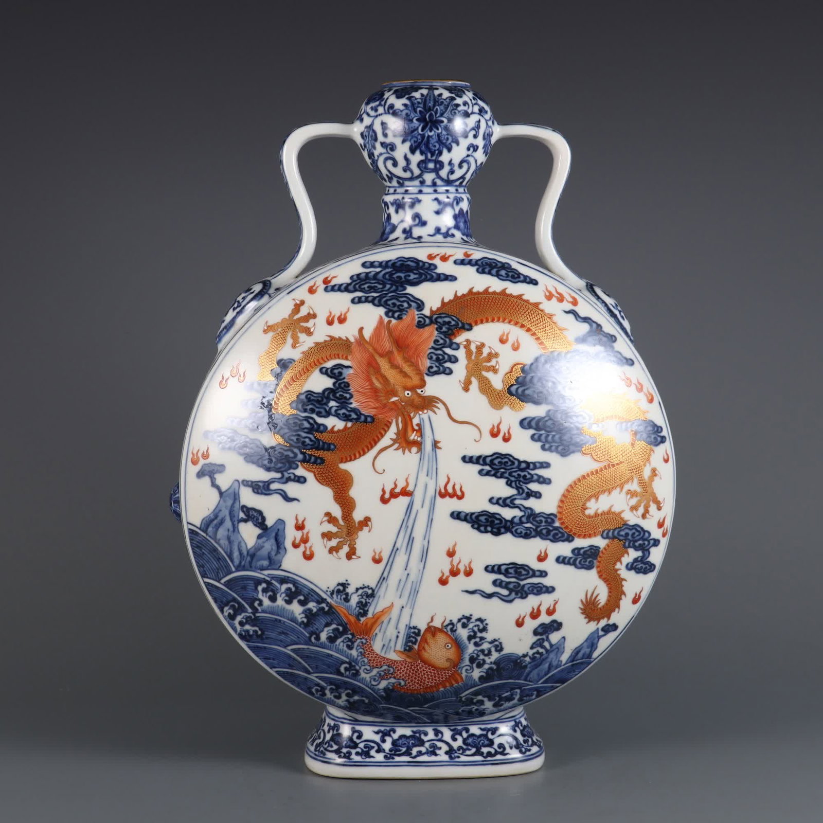 A Qing Dynasty Qianlong year blue and white alum red gold-painted fish dragon holding the moon vase: Qing Dynasty Qianlong year blue and white alum red goldfish dragon holding the moon vase SIZE: H: 39cm Belly diameter 28cm MouthD: 5cm (The Dimensions Of All Batches Are Manually Measured.If You Need 