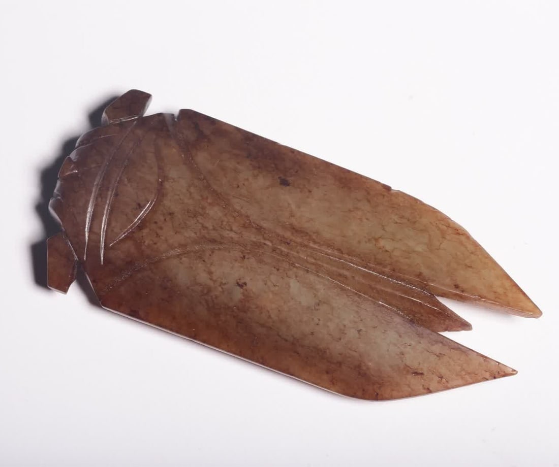 A war of the Han Dynasty Hetian jade cicada: War Han Dynasty Hetian jade cicada Hetian jade is carved, the jade is warm and delicate, the lines are neatly carved, the polishing is round and smooth, the image is realistic, and the posture is inte