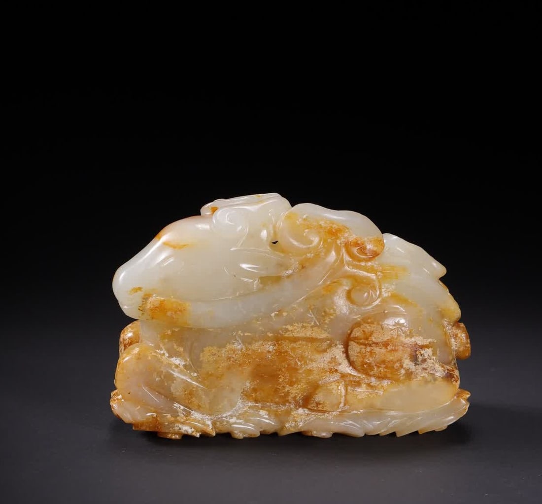 A Qing Dynasty Hetian jade deer ornament: Qing Dynasty Hetian jade deer ornament SIZE: 6.7x2.2x4.3cm W:106.6g (The Dimensions Of All Batches Are Manually Measured.If You Need More Detailed Information, Please Contact Our Customer Service Befo