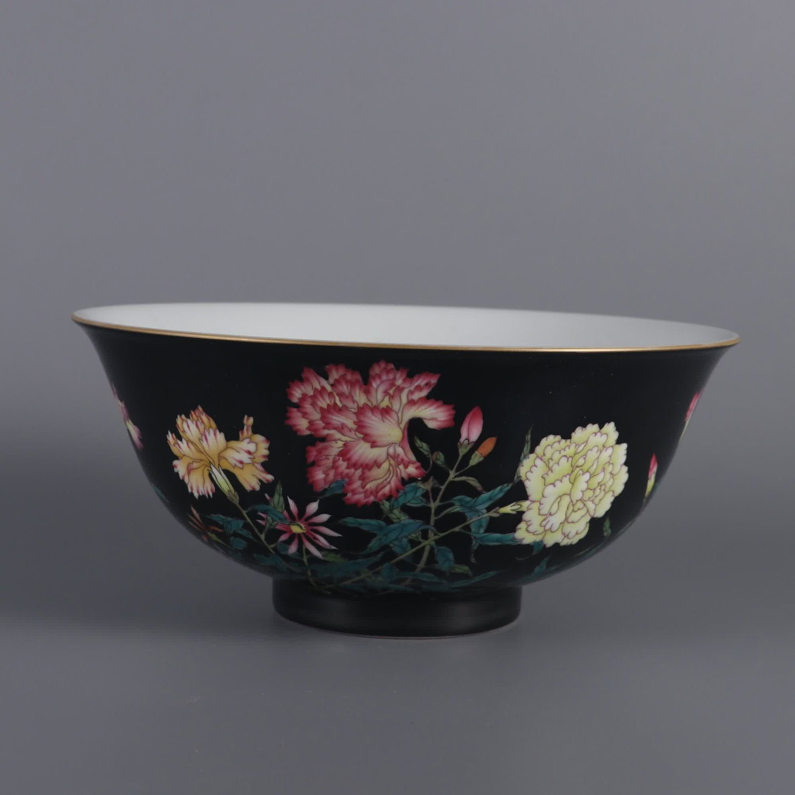 A palace bowl made in the Yongzheng era of the Qing Dynasty with black background enamel and peony: Qing Dynasty Yongzheng year black enamel peony pattern palace bowl SIZE: H:7.5cm MouthD:16.8cm (The Dimensions Of All Batches Are Manually Measured.If You Need More Detailed Information, Please Contac