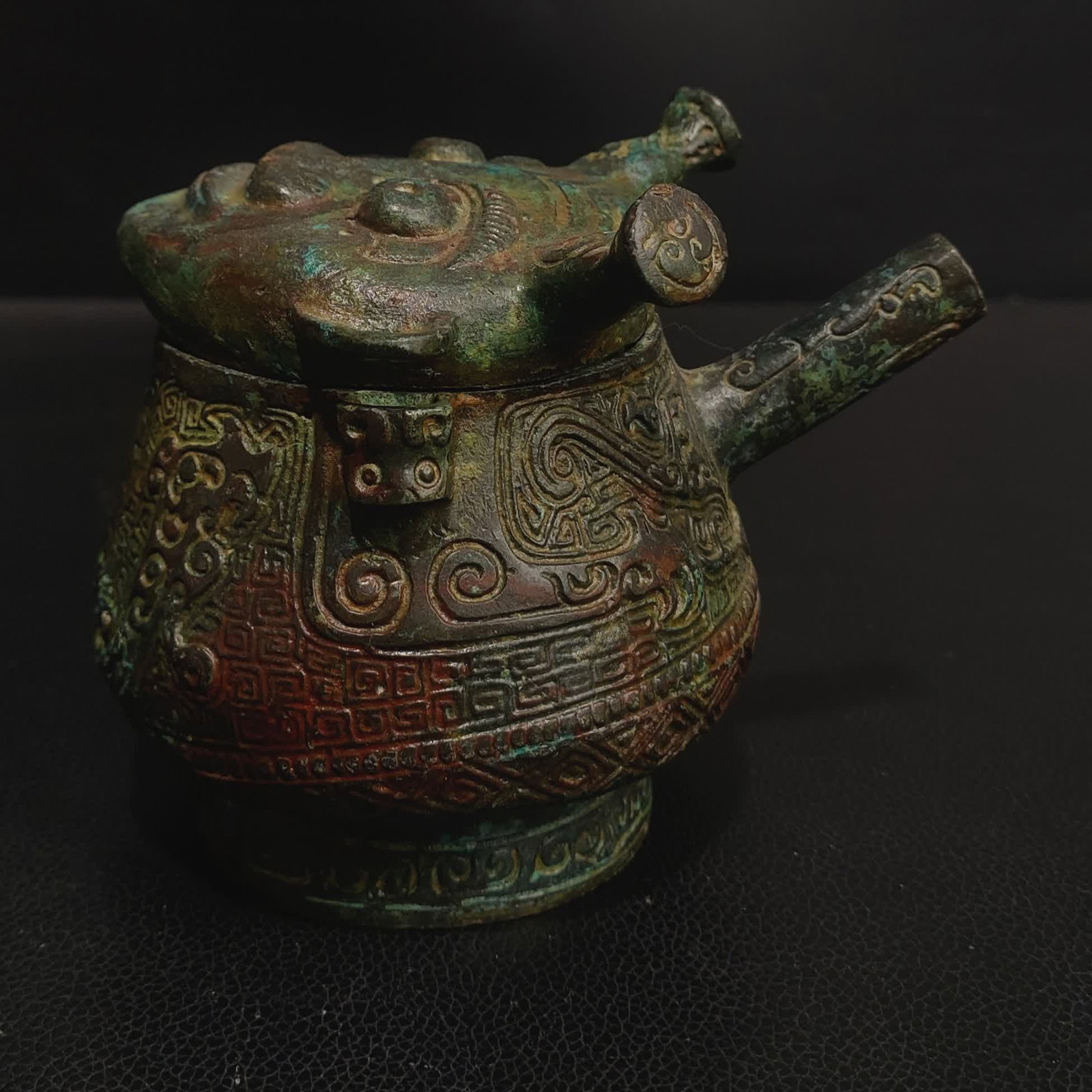 A bronze human face bowl of Shang and Zhou: Shang and Zhou bronze face bowls SIZE: Bottom L: 7cm W: 9cm H: 10cm W: 0.8kg (The Dimensions Of All Batches Are Manually Measured.If You Need More Detailed Information, Please Contact Our Customer Ser