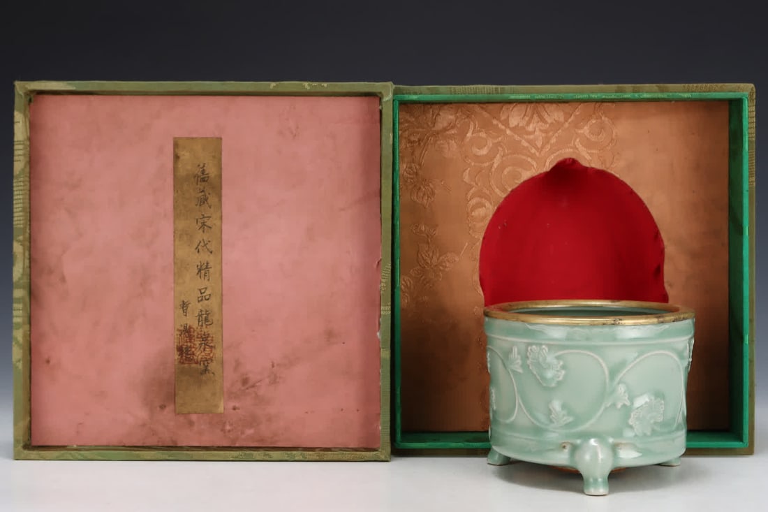A piece of Song Longquan kiln powder celadon three-legged incense burner (1 of 9)