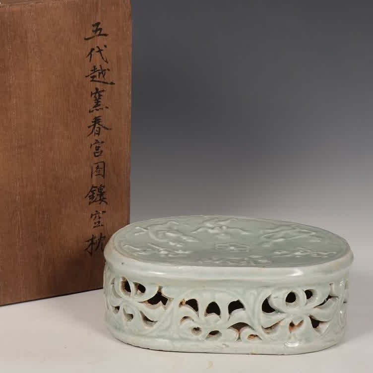 A hollow of the Five Dynasties of Yue kiln celadon spring palace picture (1 of 9)