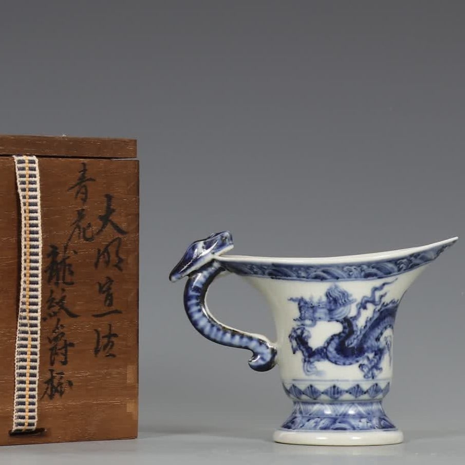 A Ming Dynasty Xuande blue and white dragon pattern cup: Ming Dynasty Xuande blue and white dragon pattern cup SIZE: H:9.5cm MouthD:10.8cm (The Dimensions Of All Batches Are Manually Measured.If You Need More Detailed Information, Please Contact Our Custome