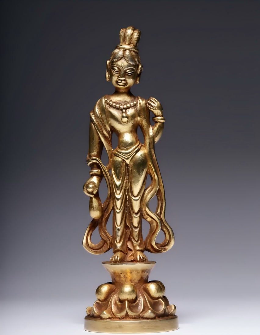 A statue of Guanyin in a pure gold bottle in the Tang Dynasty: Tang Dynasty pure gold clean bottle Guanyin statue Guanyin made of pure gold, rare and precious. Its face is full, the law is dignified, the bun is tied, the demeanor is kind, the facial features are 