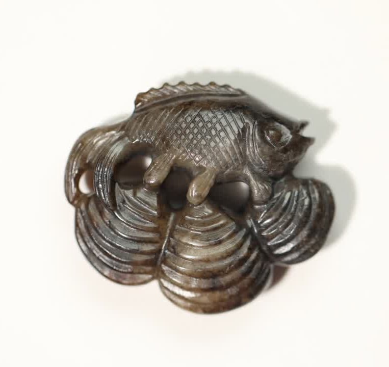 A piece of Qing Dynasty old oil carving for generations: The old oil of the Qing Dynasty has more than carved pieces SIZE: 3.9x3.37x1.23cm (The Dimensions Of All Batches Are Manually Measured.If You Need More Detailed Information, Please Contact Our Custome