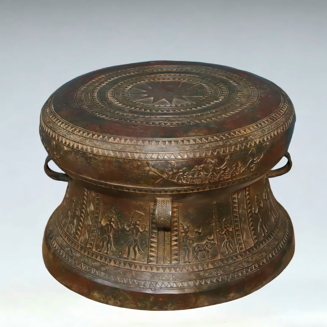 A bronze hunting drum of the Han Dynasty: Han Dynasty bronze hunting drum SIZE: MouthD:35cm H:21.5cm W:8.2kg (The Dimensions Of All Batches Are Manually Measured.If You Need More Detailed Information, Please Contact Our Customer Service Befor