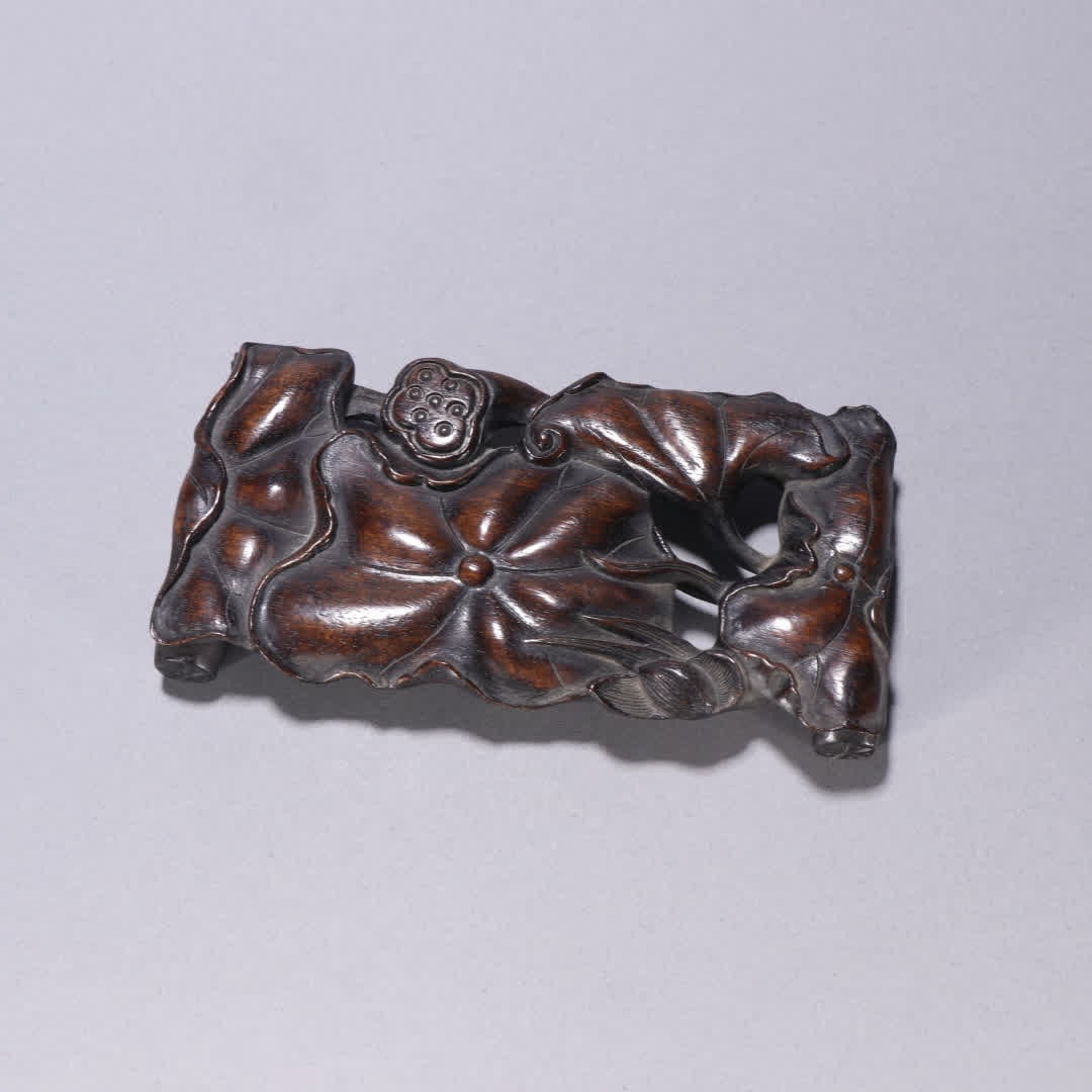 A Qing Dynasty mahogany lotus leaf pattern ink bed: Qing Dynasty mahogany lotus leaf pattern ink bed SIZE: L:10.1cm W:7.2cm W:81.2g (The Dimensions Of All Batches Are Manually Measured.If You Need More Detailed Information, Please Contact Our Customer 