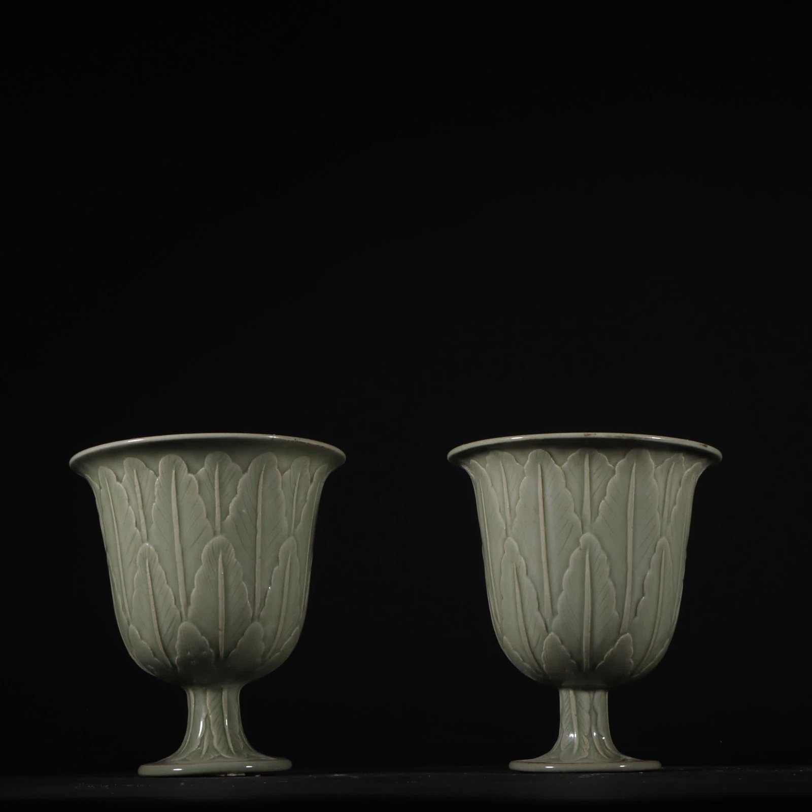 A pair of Tang Dynasty Yue kiln secret color celadon banana pattern: Tang Dynasty Yue kiln secret color celadon banana pattern SIZE: H: A pair of foot cups H: 10cm W: 9cm (The Dimensions Of All Batches Are Manually Measured.If You Need More Detailed Information,