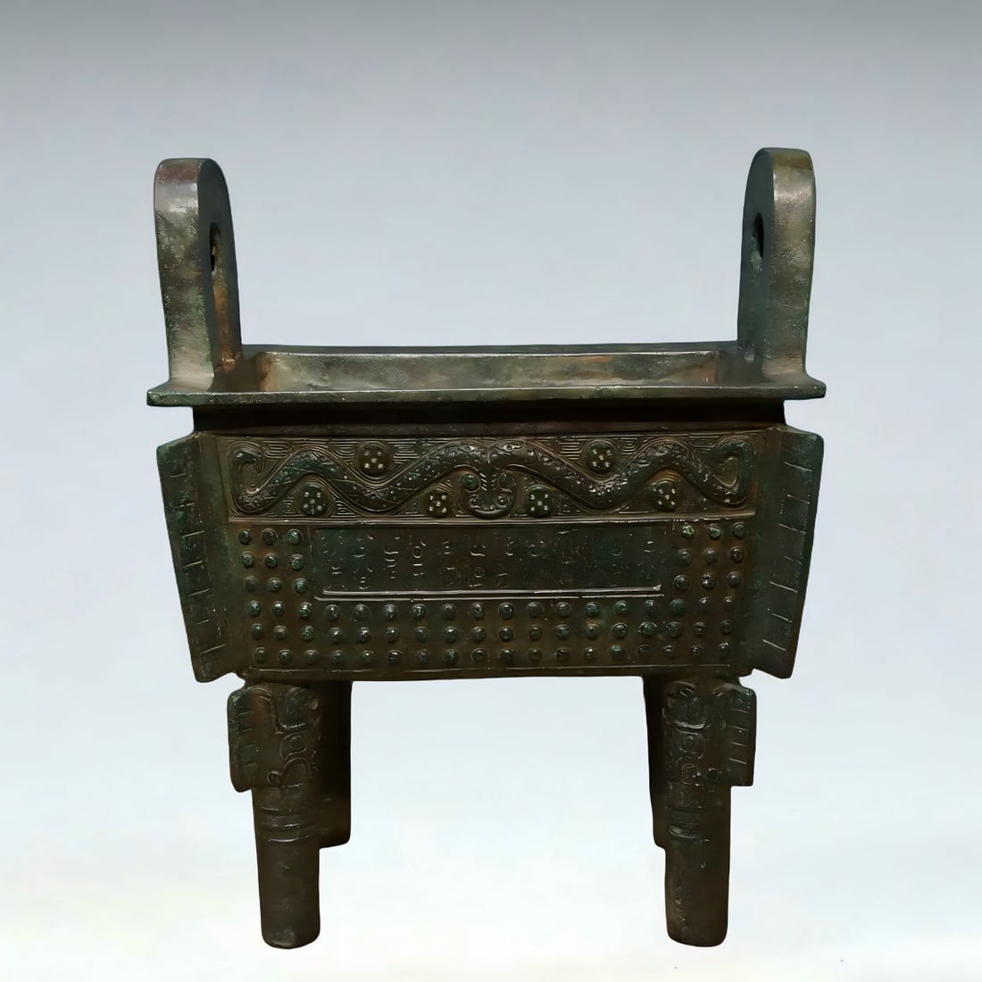 A Han Dynasty bronze square tripod: Qing Han Dynasty copper square tripod SIZE: L:21.5cm W:15cm H:26cm W:2.9kg (The Dimensions Of All Batches Are Manually Measured.If You Need More Detailed Information, Please Contact Our Customer Servi