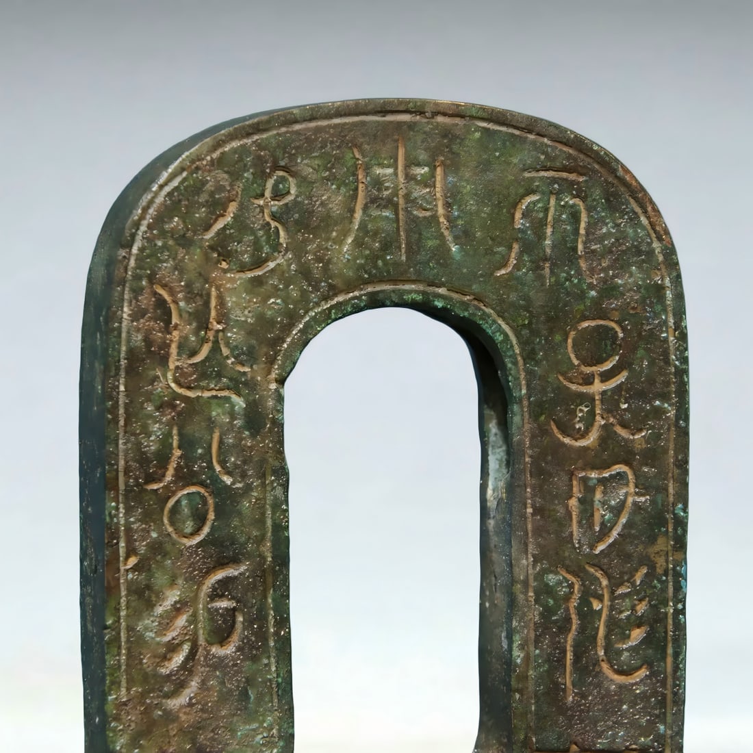 A Han Dynasty bronze square tripod - 4