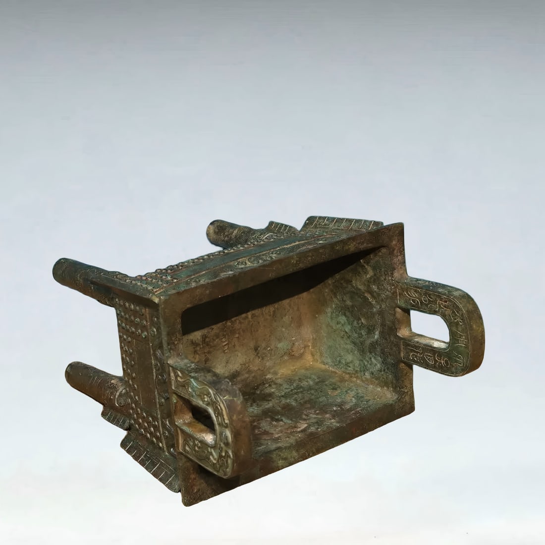 A Han Dynasty bronze square tripod - 7
