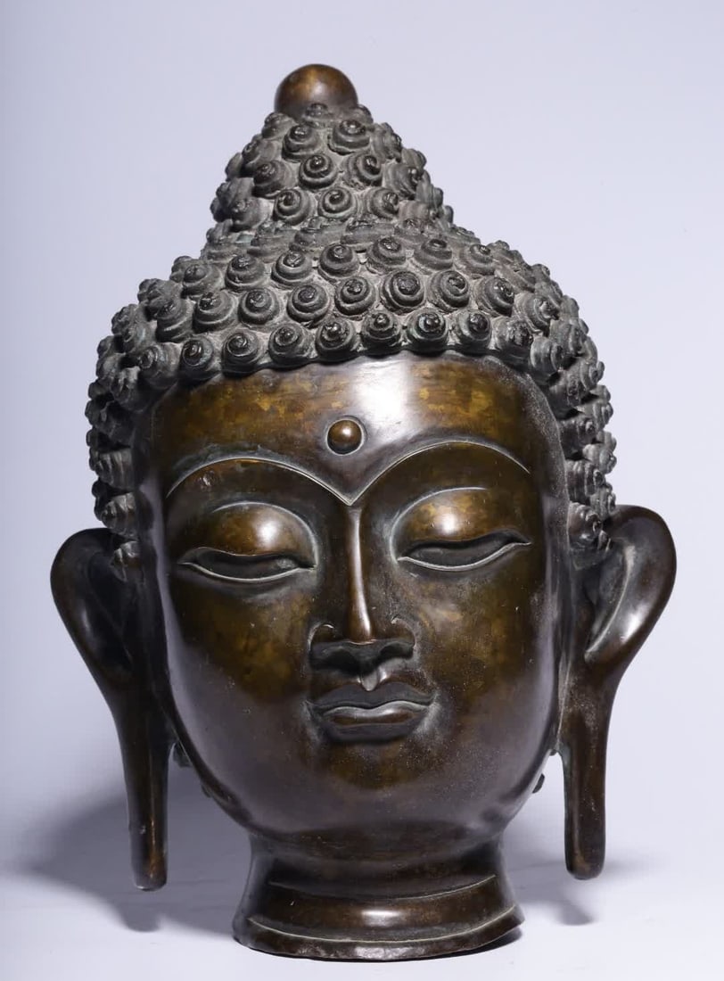 A piece of Qing Dynasty alloy copper Shakyamuni Buddha head: Qing Dynasty alloy copper Shakyamuni Buddha head SIZE: H:18.5cm L:13.5cm W:14cm W:2975g (The Dimensions Of All Batches Are Manually Measured.If You Need More Detailed Information, Please Contact Our C