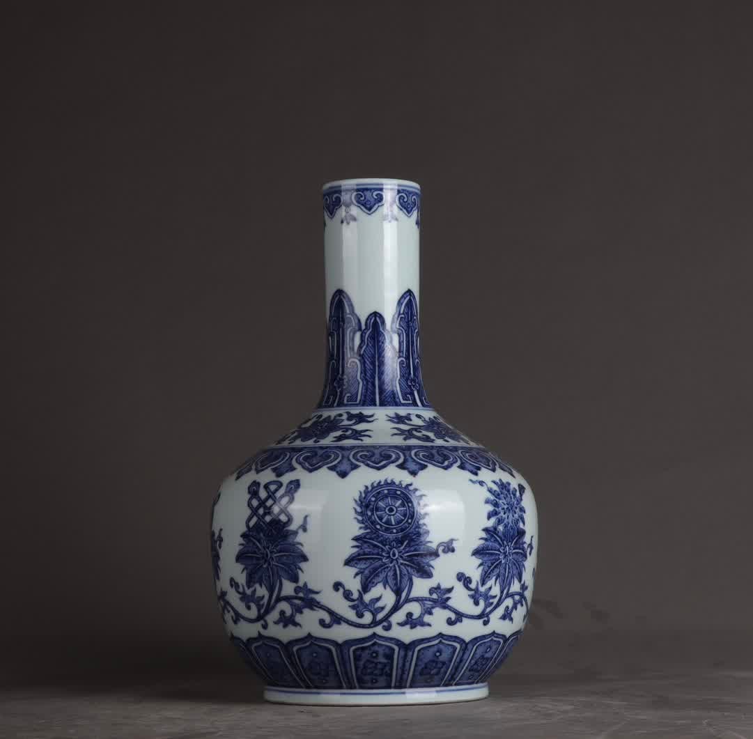 A Qing Dynasty Jiaqing blue and white eight-treasure pattern bottle: Qing Dynasty Jiaqing blue and white eight treasure pattern vase SIZE: H: 29.3cm Belly diameter 19.5cm (The Dimensions Of All Batches Are Manually Measured.If You Need More Detailed Information,