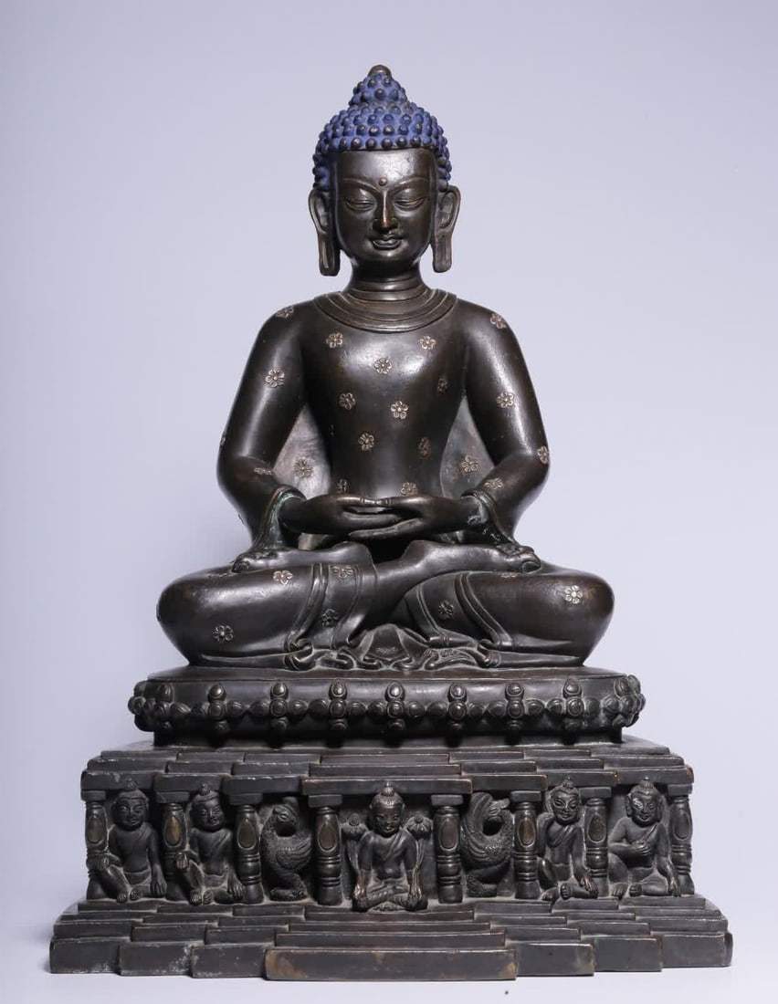 A seated Buddha statue made of Qing Dynasty alloy copper inlaid with silver: Qing Dynasty alloy copper inlaid silver is not hollow to achieve a seated Buddha statue SIZE: H:30cm L:20.5cm W:16cm W:5kg (The Dimensions Of All Batches Are Manually Measured.If You Need More Detaile