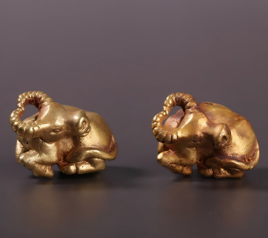 A pair of pure gold lying cow handles in the Han Dynasty (1 of 6)
