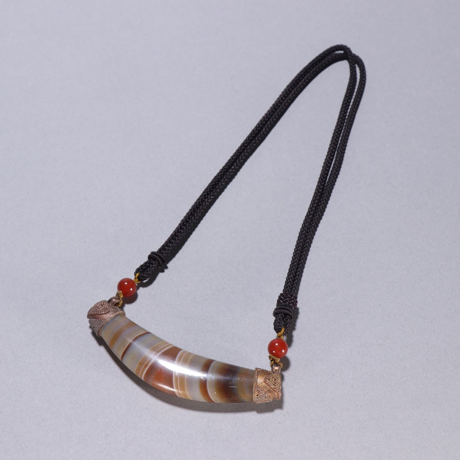 A Qing Dynasty silk wrapped agate horn bead necklace: Qing Dynasty silk agate horn bead necklace SIZE: L:9cm W:2cm W:42g (The Dimensions Of All Batches Are Manually Measured.If You Need More Detailed Information, Please Contact Our Customer Service Befor