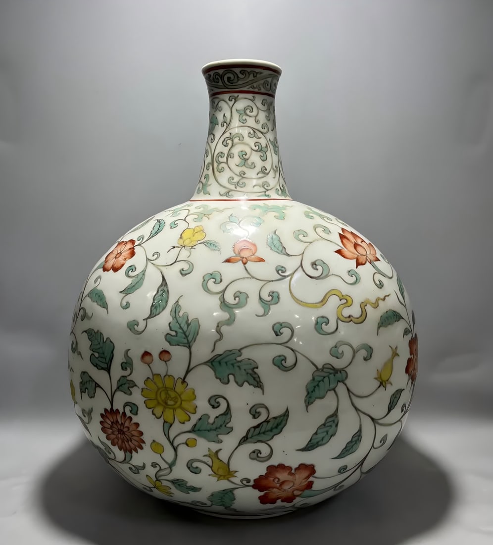 A Ming Dynasty Xuande colorful entwined floral pattern flat bottle: Ming Dynasty Xuande colorful entwined flower pattern flat bottle SIZE: H: 44cm Abdominal diameter 34cm MouthD: 7.5cm Bottom 14.5cm (The Dimensions Of All Batches Are Manually Measured.If You Need More