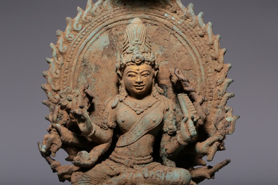 A 12th-century bronze seated statue - 2
