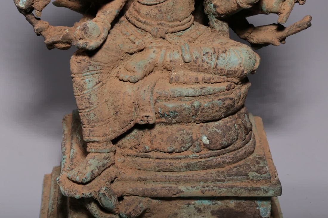 A 12th-century bronze seated statue - 3