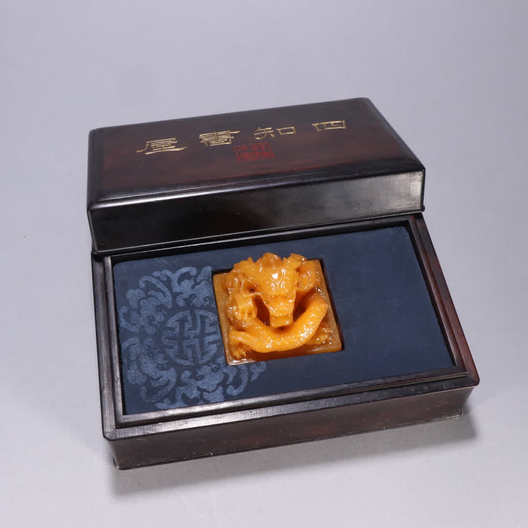 A Qing Dynasty Tian Huang Shilong button seal (1 of 9)