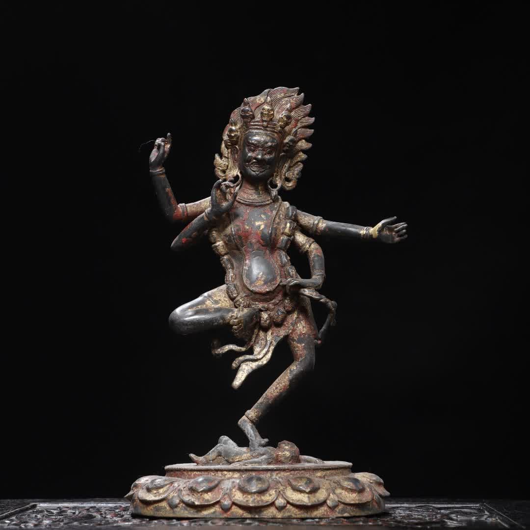 A Qing Dynasty bronze diamond hand statue: Qing Dynasty bronze rubbing diamond hand statue SIZE: H:30cm W:17cm T:11cm W:1.5kg (The Dimensions Of All Batches Are Manually Measured.If You Need More Detailed Information, Please Contact Our