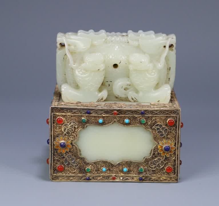 A piece of Qing Dynasty Hetian jade wrapped silver gilt filigree crossed dragon button large seal: Qing Dynasty Hetian jade bag silver gilt filigree crossed dragon button large seal side SIZE: 11.8x11.9x12.5cm W:3079g (The Dimensions Of All Batches Are Manually Measured.If You Need More Detailed