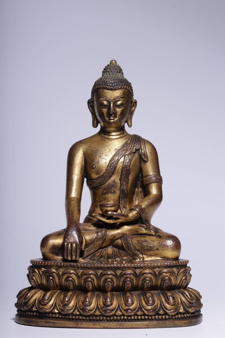 A seated statue of Shakyamuni Buddha in copper gilt in the Qing Dynasty (1 of 8)
