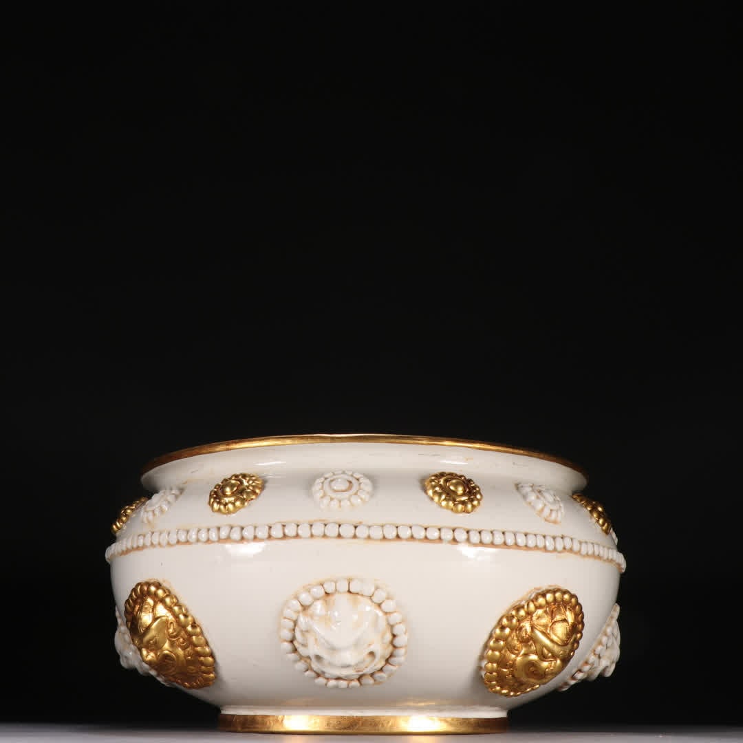 A Song white glaze gilded drum nail basin: Song white glaze gilded drum nail basin SIZE: H:13cm W:27.5cm (The Dimensions Of All Batches Are Manually Measured.If You Need More Detailed Information, Please Contact Our Customer Service Before Bid